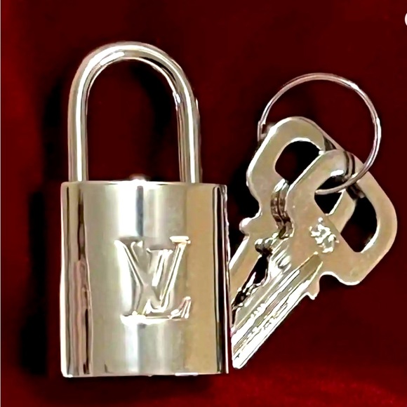 Louis Vuitton Silver Lock and Key ~ RARE! 🔓🔑 Necklace Charm or Adorn Handbag - Picture 4 of 16